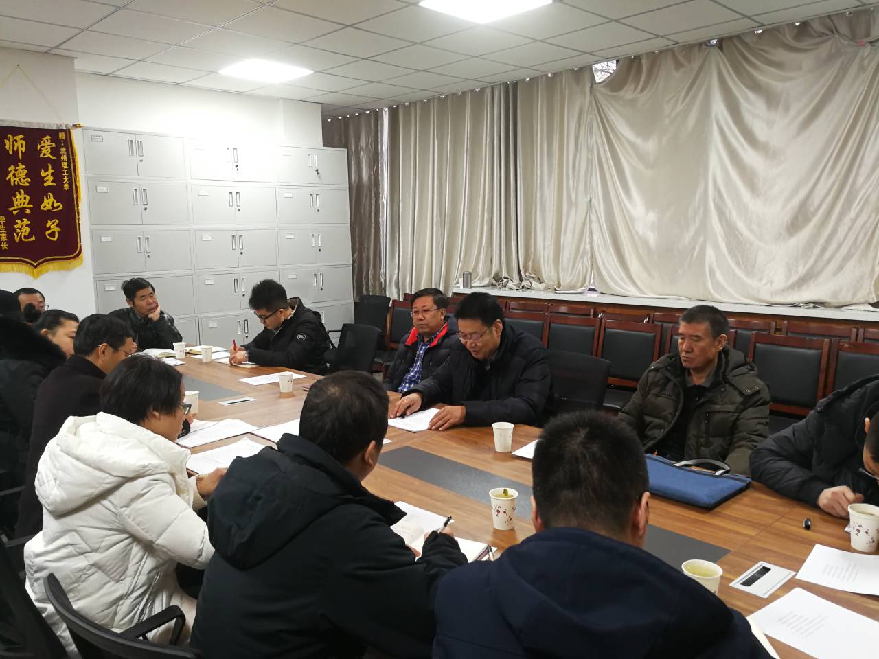 公司党委副书记丁虎生点评民主生活会